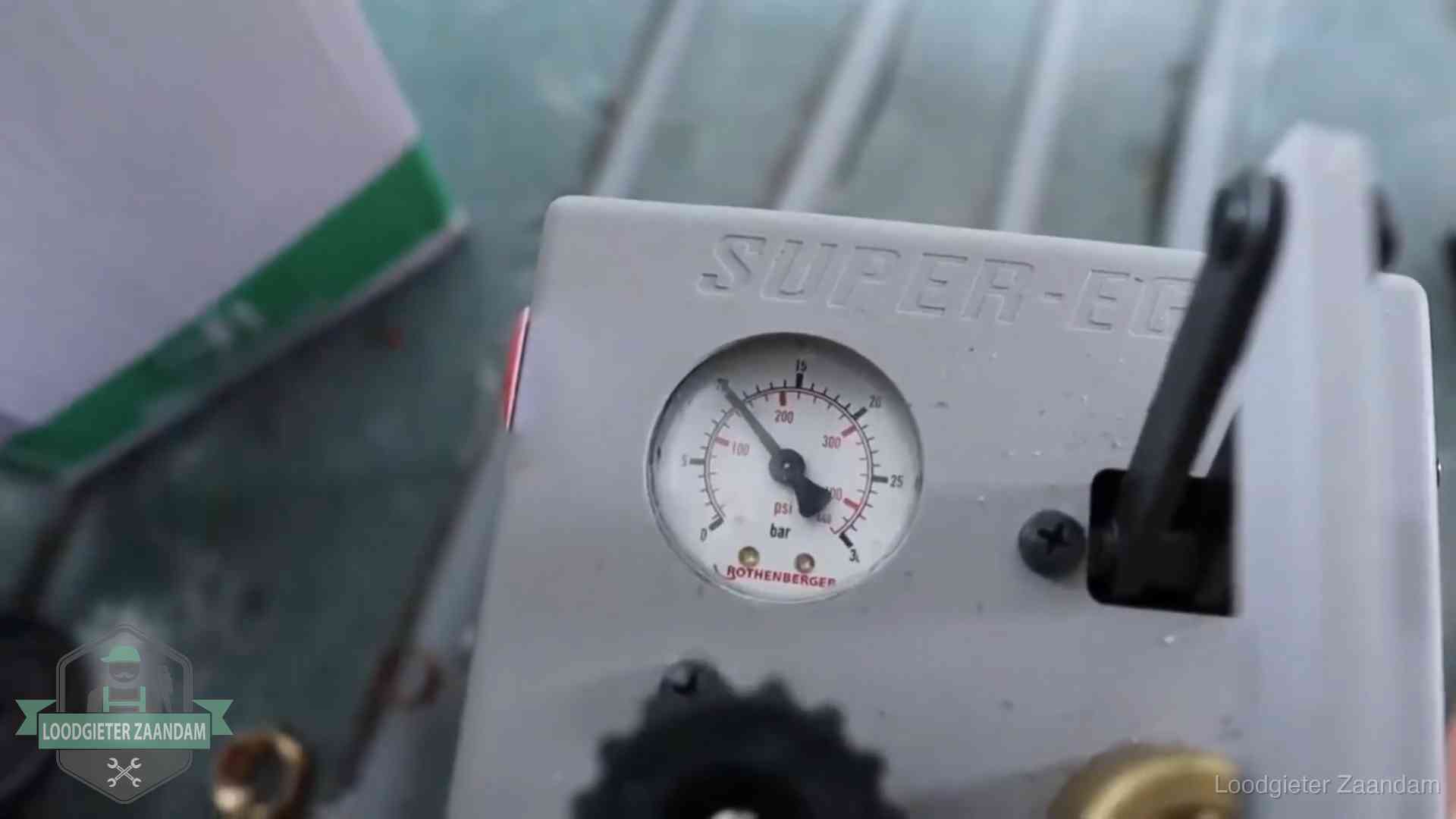 Verzekerd en aansprakelijk in Zaandam Manometer van een afperspomp bij controle van nieuw leidingwerk in Zaandam