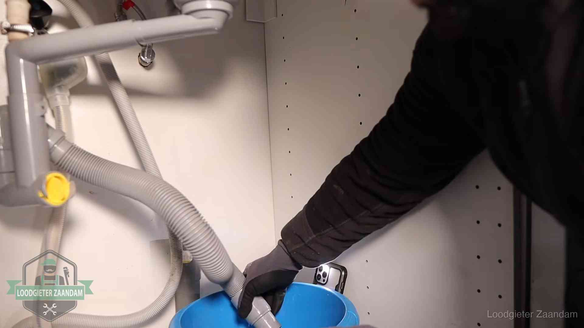 Zelf je afvoer legen in Zaandam Afvoerslang loopt leeg in een emmer onder de gootsteen in Zaandam, een klus die je zelf kunt doen