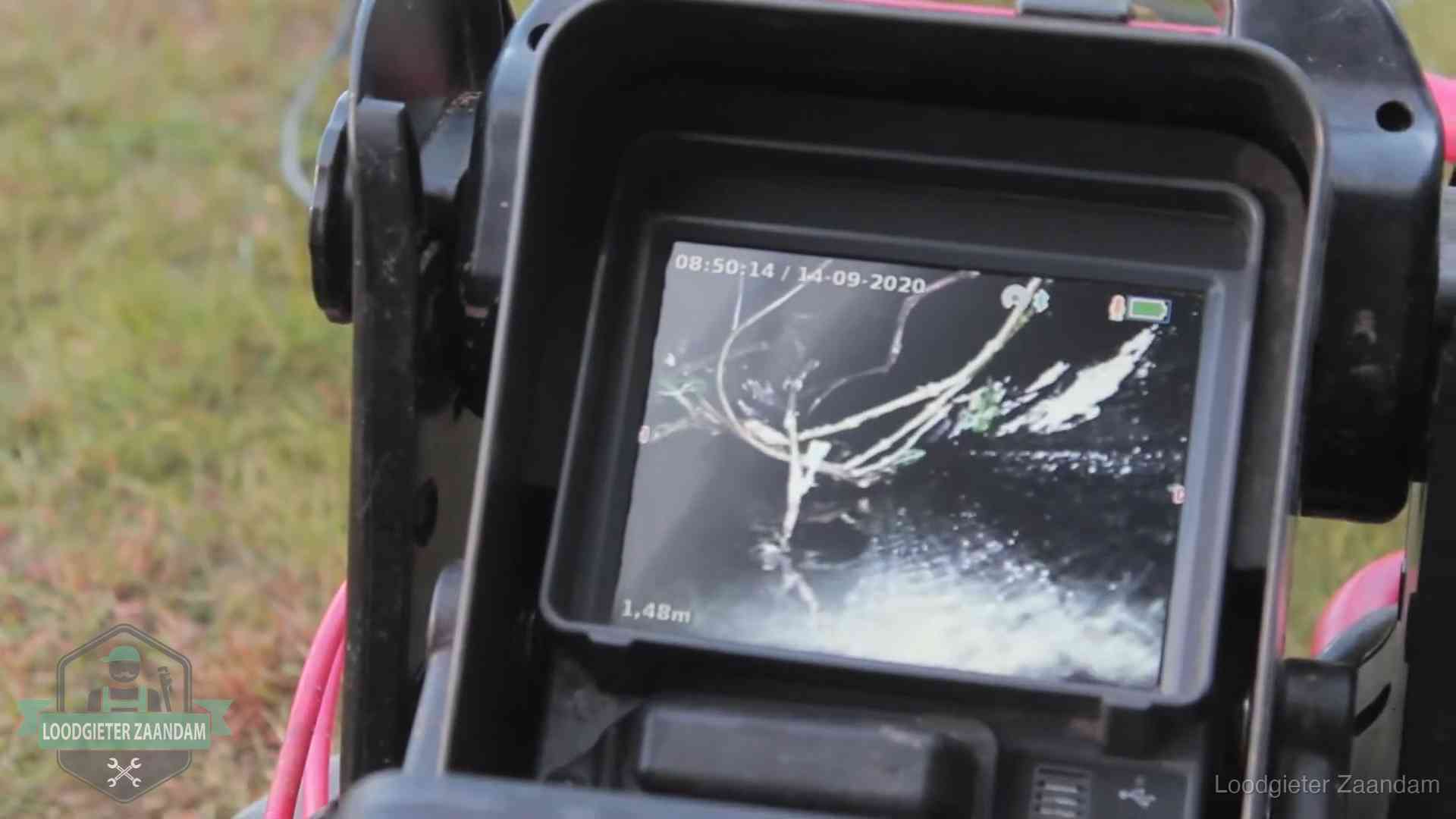 Camera-inspectie van het riool in Zaandam Monitor van een rioolcamera toont wortelingroei in de rioolbuis bij een woning in Zaandam