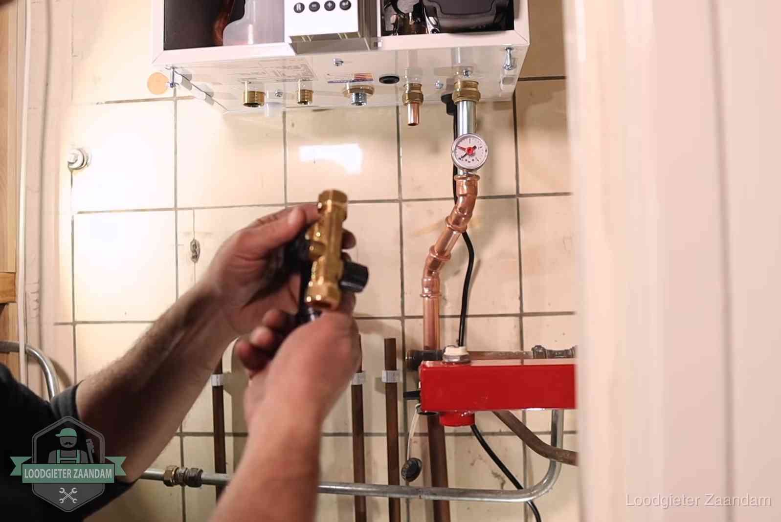 Zelf cv-druk bijvullen in Zaandam Vulkraan en manometer onder een cv-ketel voor het bijvullen van de waterdruk in Zaandam