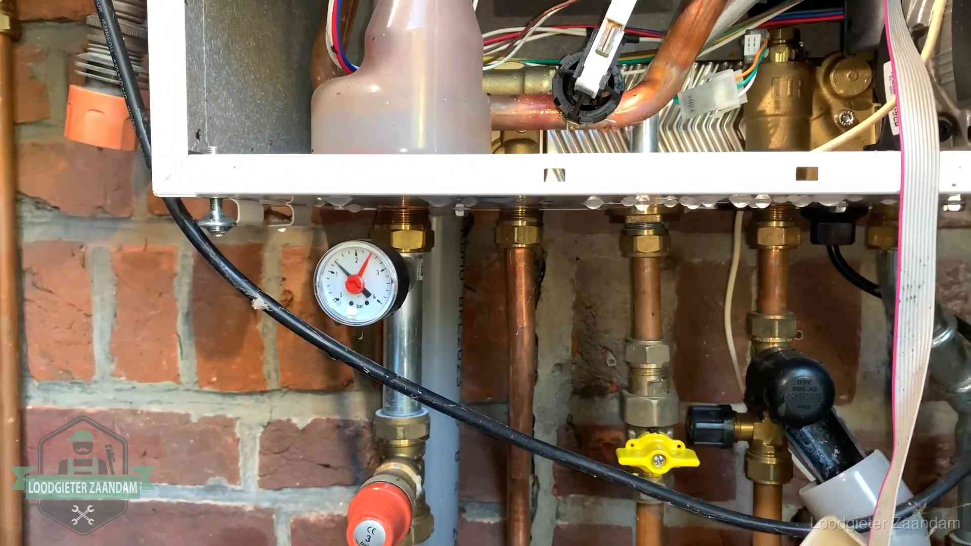 Cv-ketel verliest druk in Zaandam Manometer en aansluitleidingen onder een cv-ketel in Zaandam bij controle op drukverlies