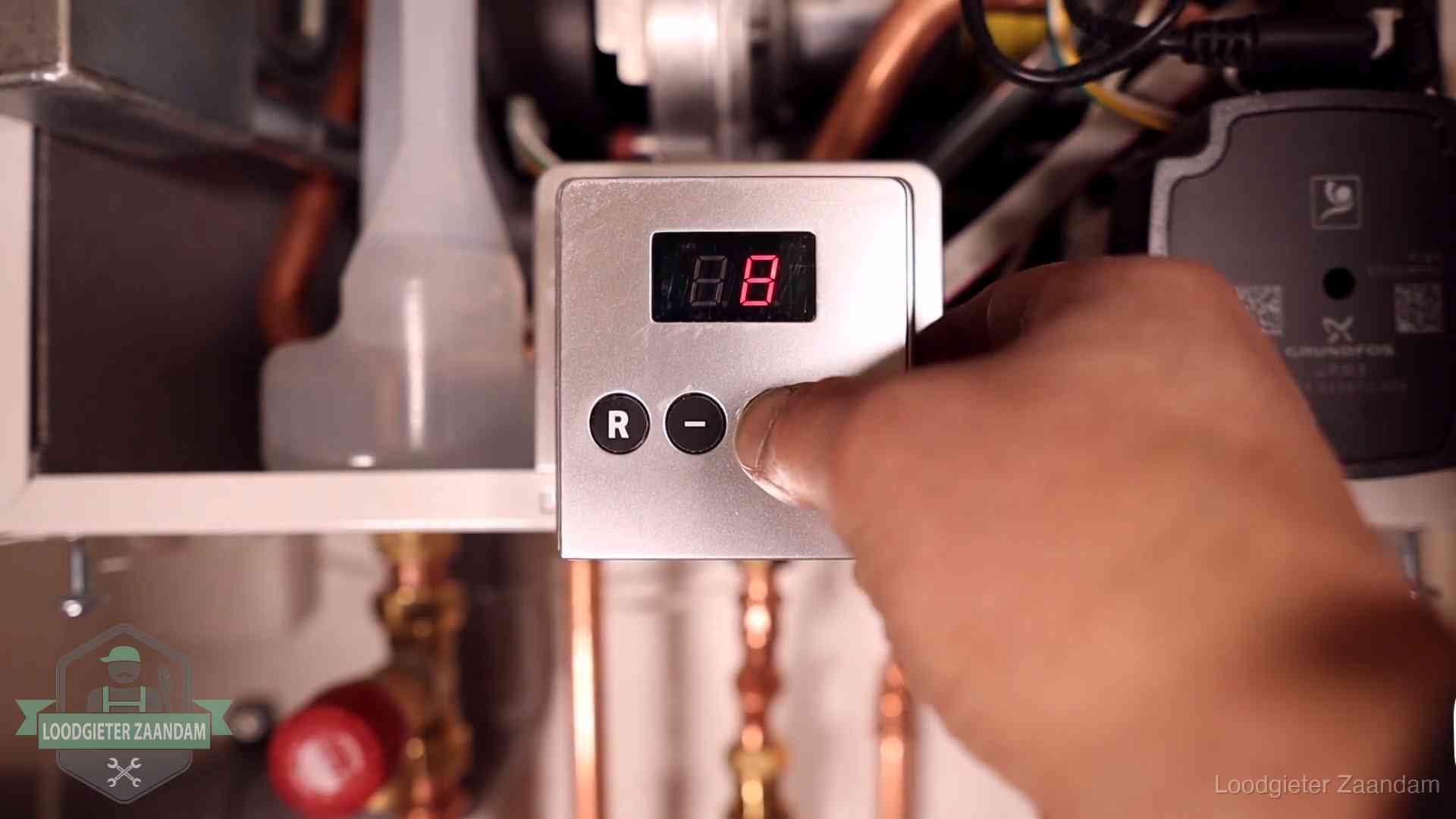 Cv-storing uitlezen in Zaandam Monteur bedient het display van een cv-ketel bij een storing in Zaandam