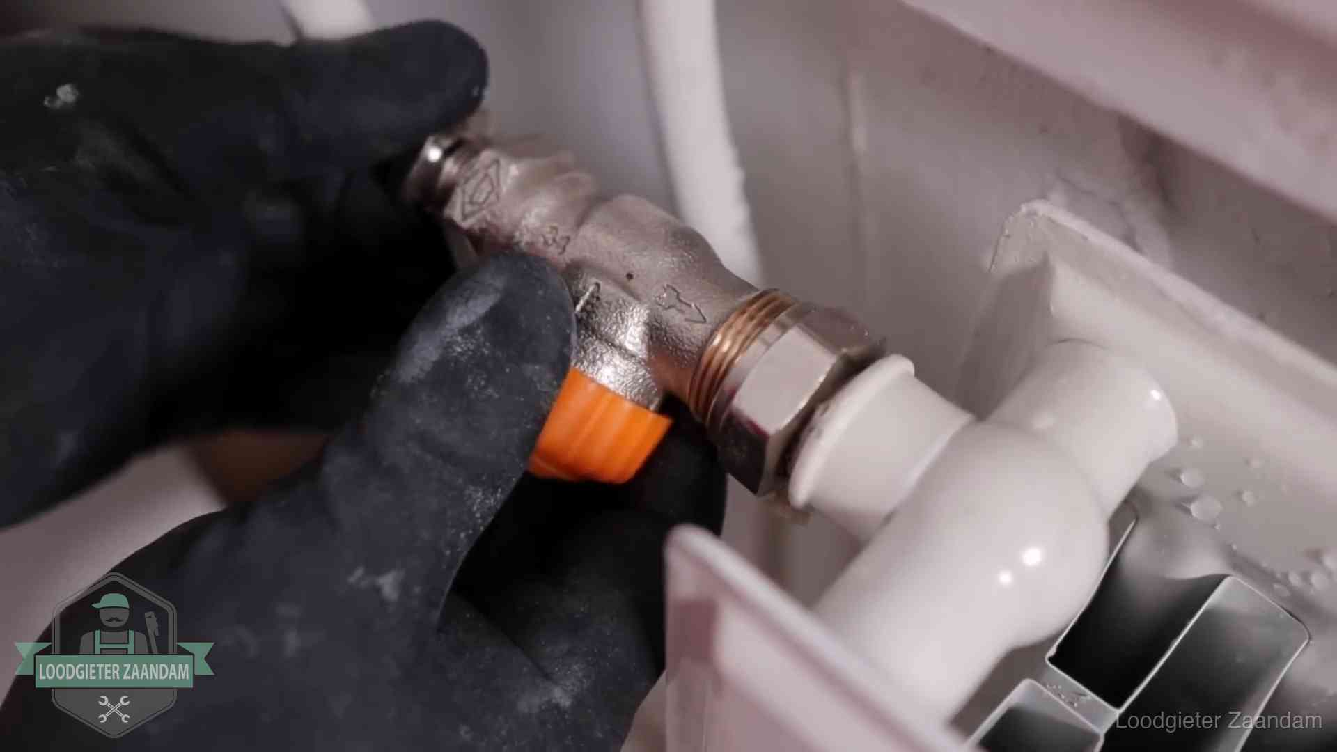 Je cv winterklaar maken in Zaandam Thermostaatkraan wordt gemonteerd op een radiator in Zaandam voor het stookseizoen