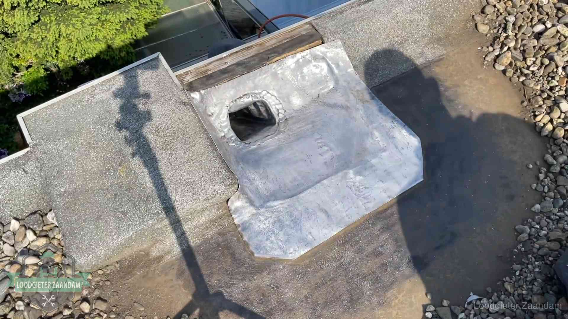Noodafdichting bij daklekkage in Zaandam Vers afgedichte dakdoorvoer met lood en zink op een plat dak in Zaandam
