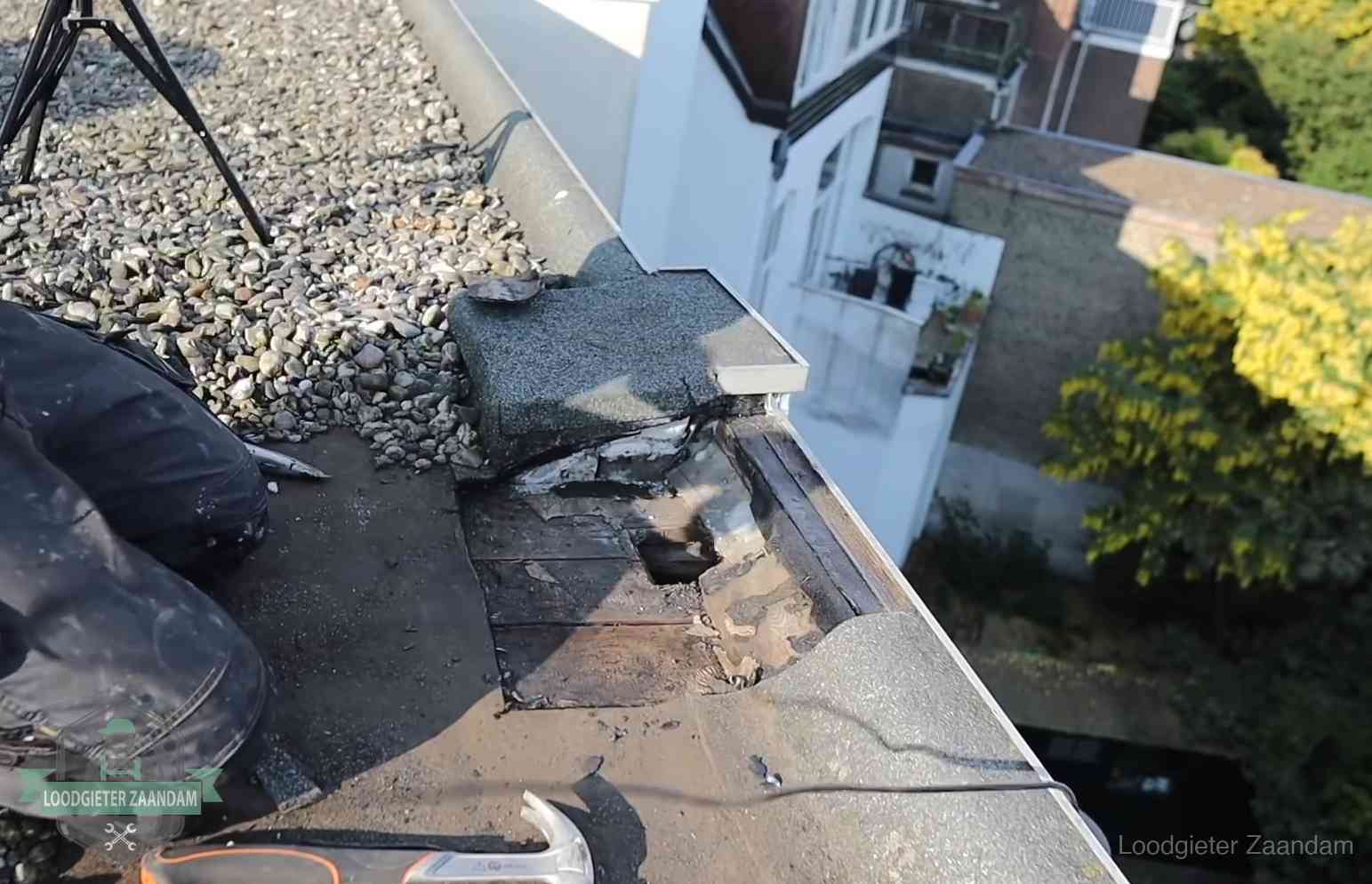 Gevolgen van een daklekkage in Zaandam Opengelegde dakrand met verrot dakbeschot door een langdurige daklekkage in Zaandam