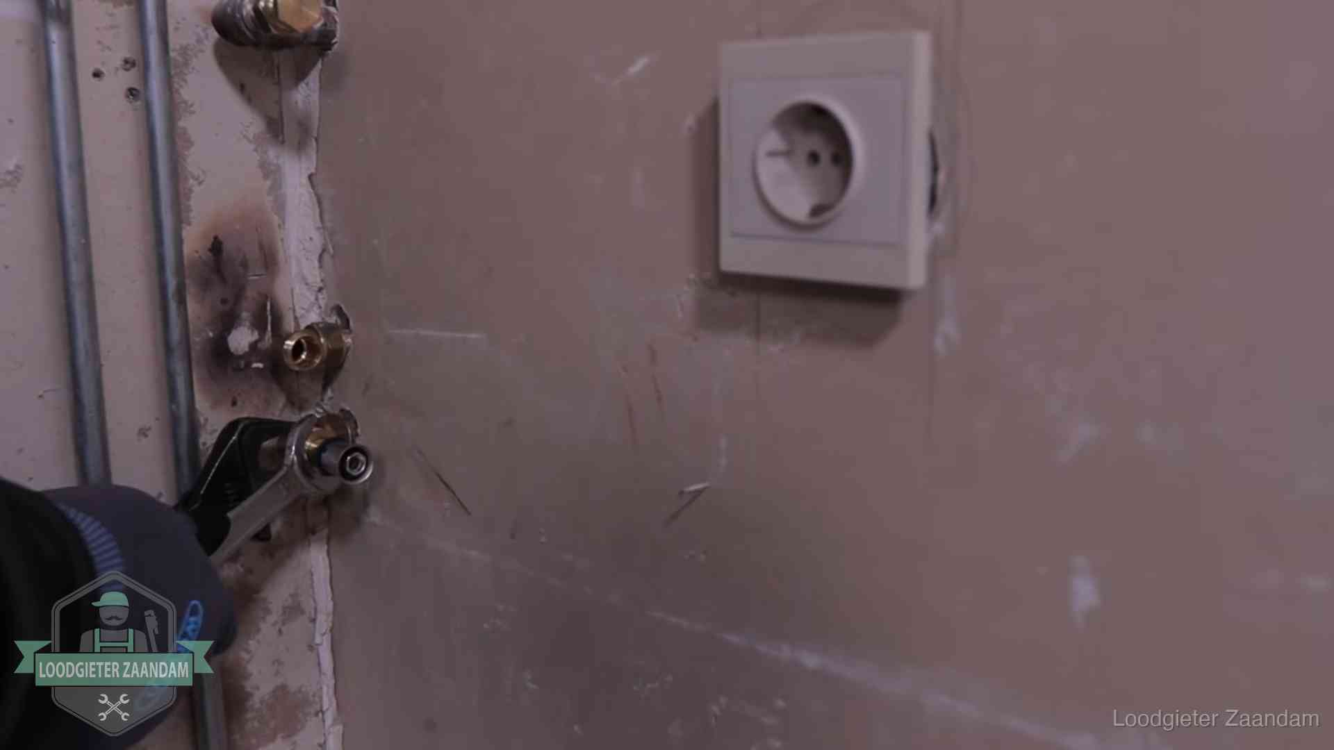 Erkend vakmanschap in Zaandam Monteur draait een perskoppeling vast op een leidingaansluiting in Zaandam