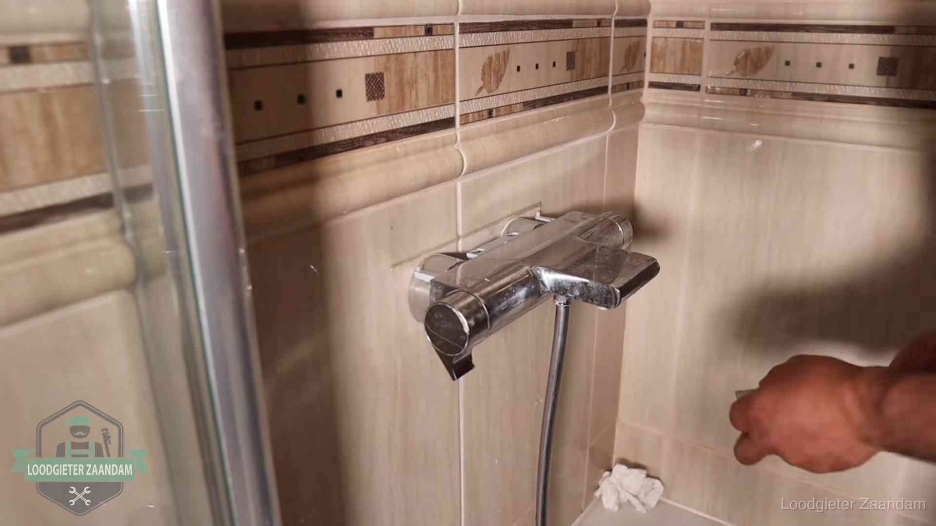 Kalkaanslag en je cv-ketel in Zaandam Verkalkte douche-mengkraan in Zaandam, hetzelfde kalk dat zich in de warmtewisselaar afzet