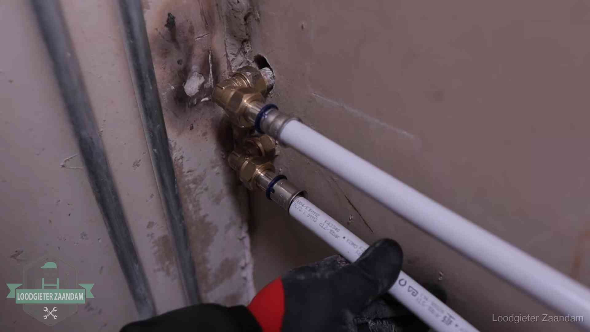 Kwaliteitsnormen voor loodgieterswerk in Zaandam Meerlagenbuizen met keurmerk en rvs persfittingen op muuraansluitingen in Zaandam