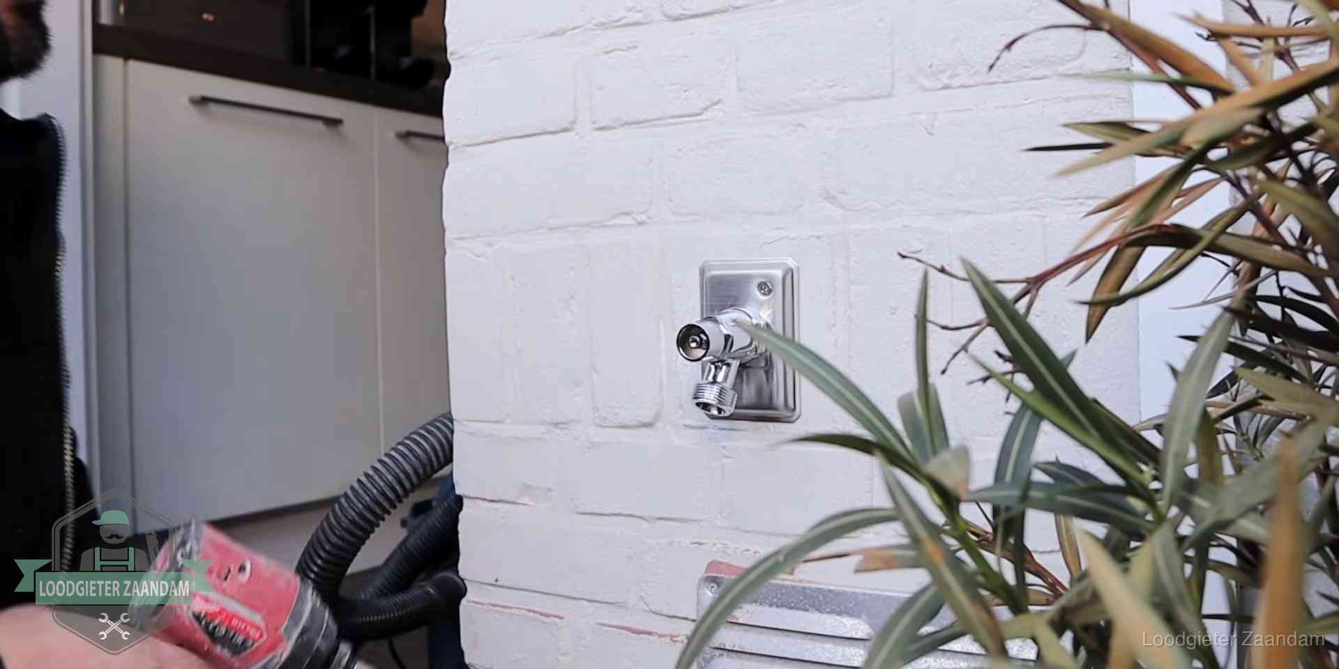 Daklek of leidinglek testen in Zaandam Chromen kraan op een muurplaat bij een woning in Zaandam, dichtdraaien is stap een van de lektest