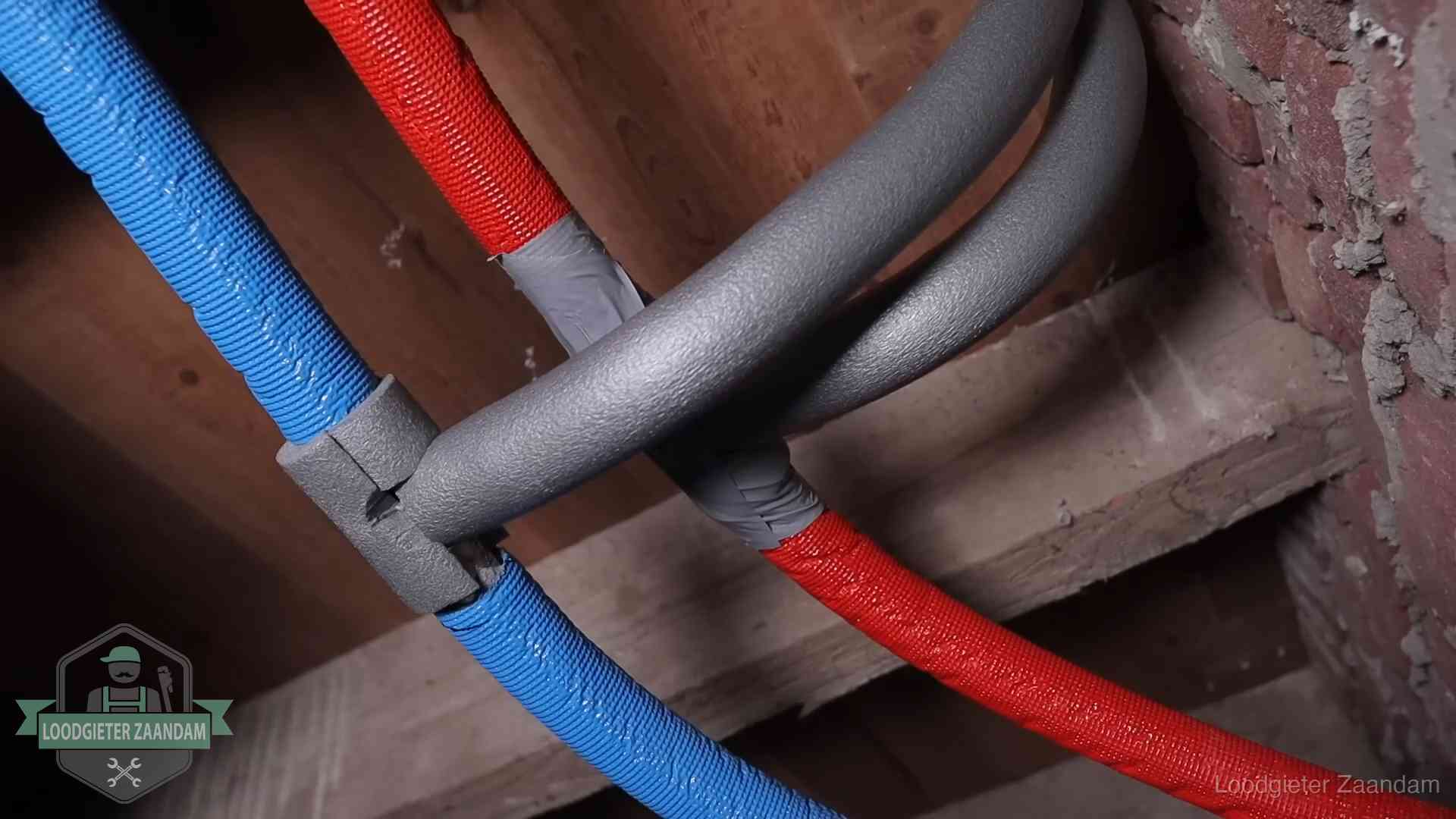 Bevroren leidingen voorkomen in Zaandam Geïsoleerde waterleidingen langs houten balken tegen bevriezing in Zaandam