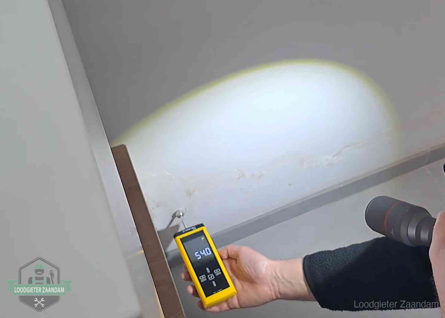 Lekdetectie-technieken in Zaandam Vochtmeter tegen een natte wand met lekkagesporen in Zaandam