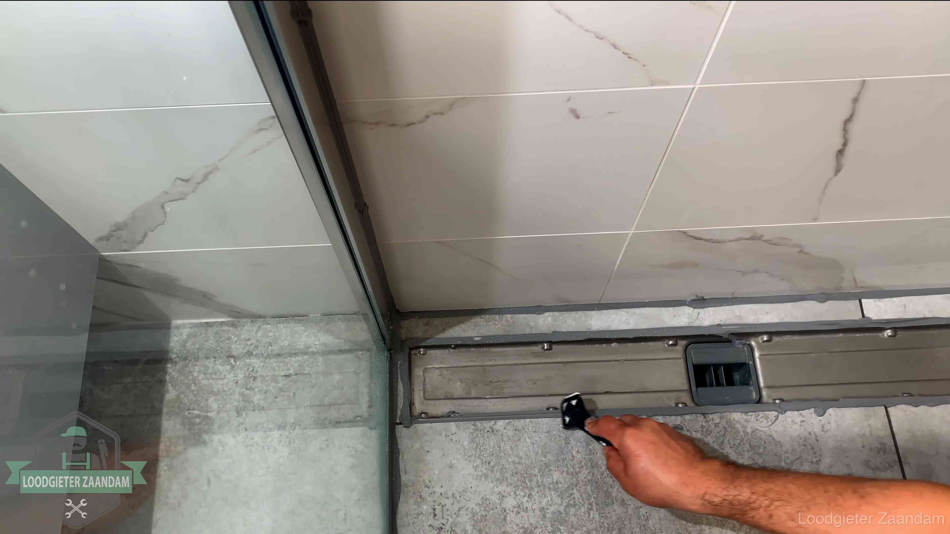 Lekkage in de badkamer verhelpen in Zaandam Verse kitrand langs de douchegoot in een betegelde badkamer in Zaandam