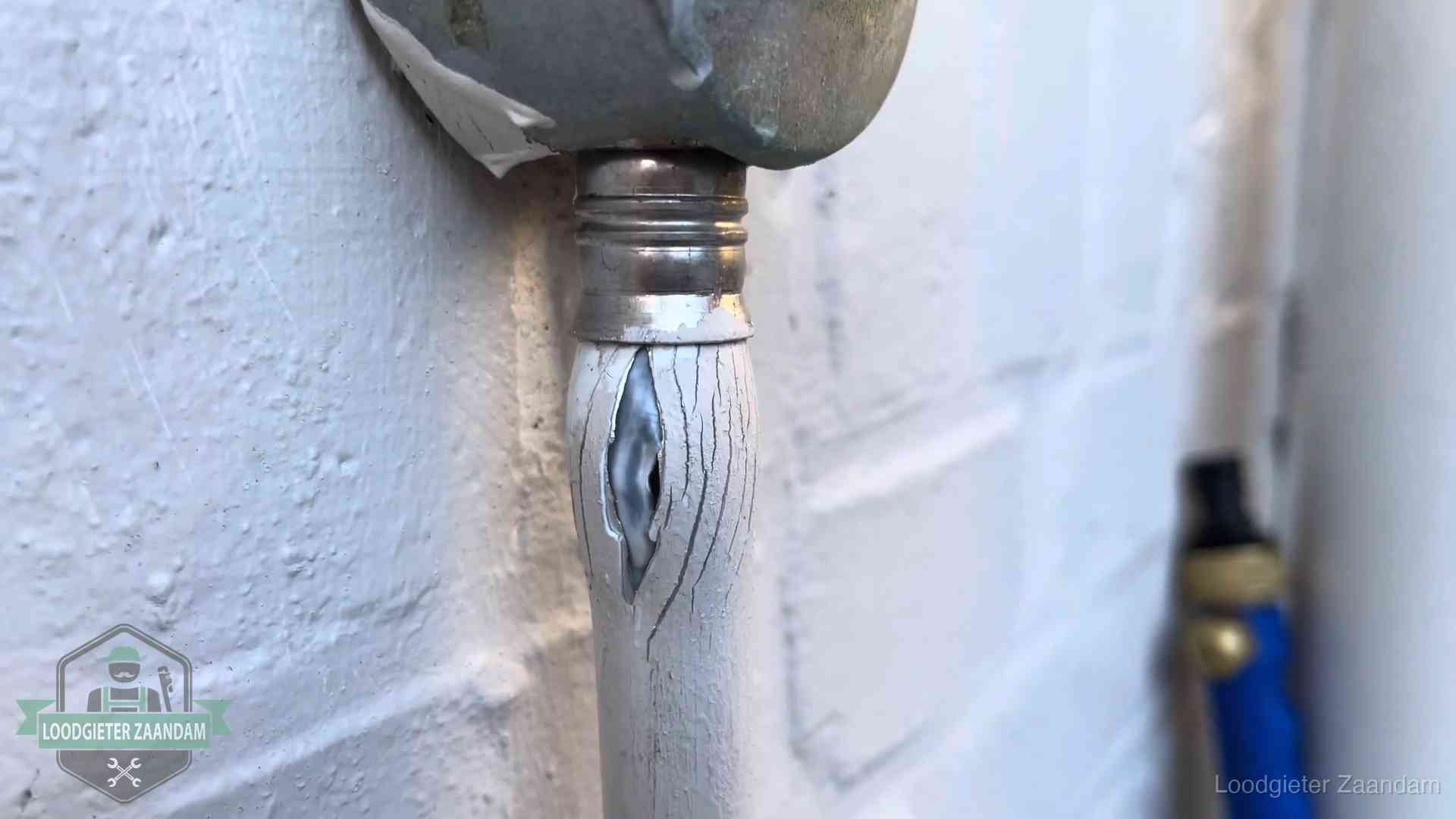 Wanneer lekdetectie in Zaandam Oude waterleiding in Zaandam waar de verf openscheurt, een stille aanwijzing voor een beginnend lek