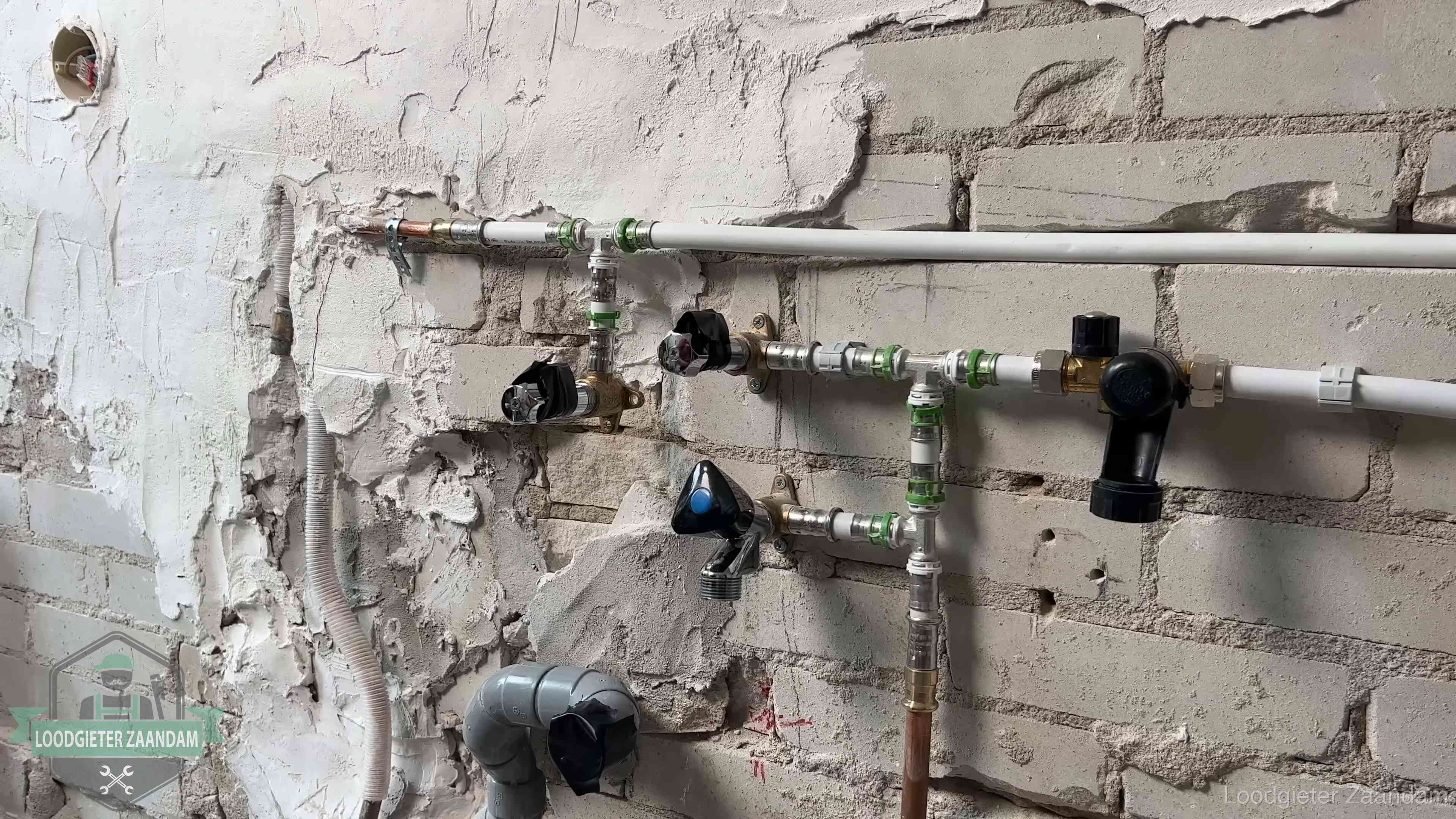 Diensten van ons loodgietersbedrijf in Zaandam Nieuw aangelegd leidingwerk met persfittingen tijdens een verbouwing in Zaandam
