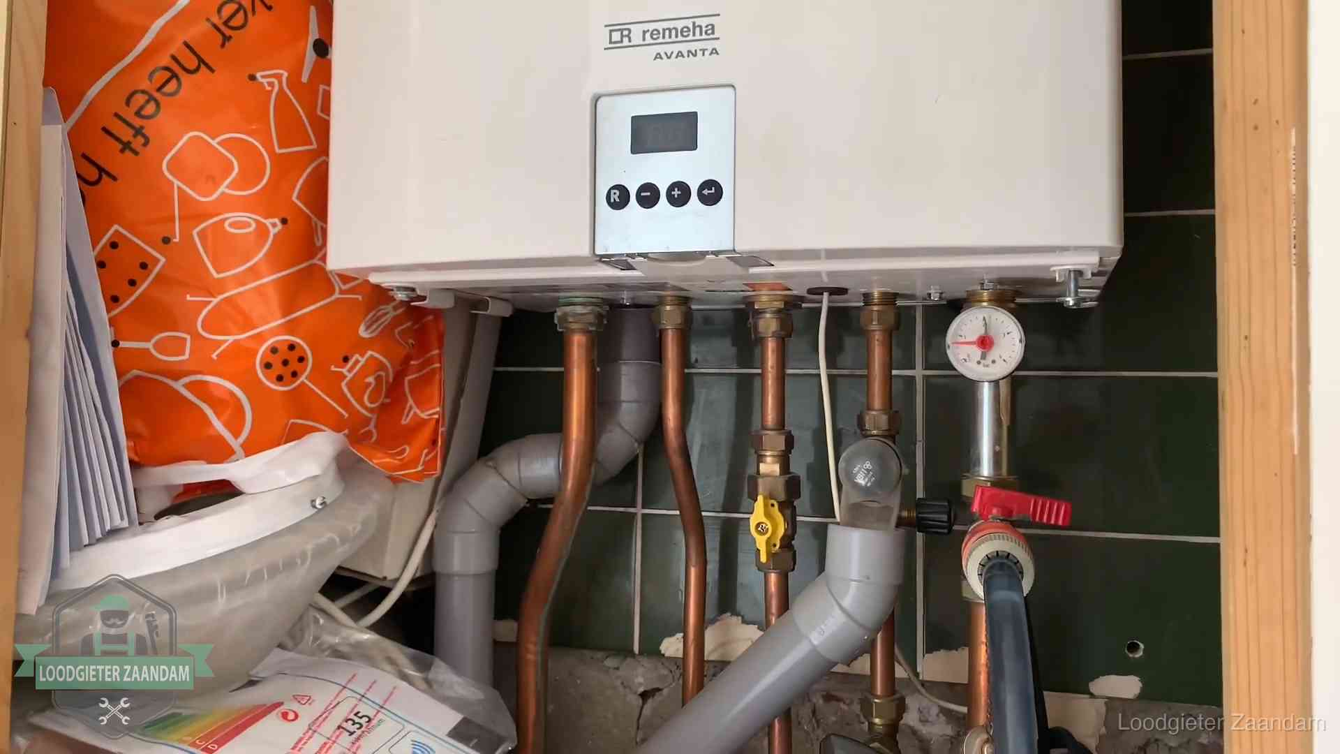 Remeha cv-ketel onderhoud in Zaandam Oudere Remeha cv-ketel in een ketelkast in een woning in Zaandam