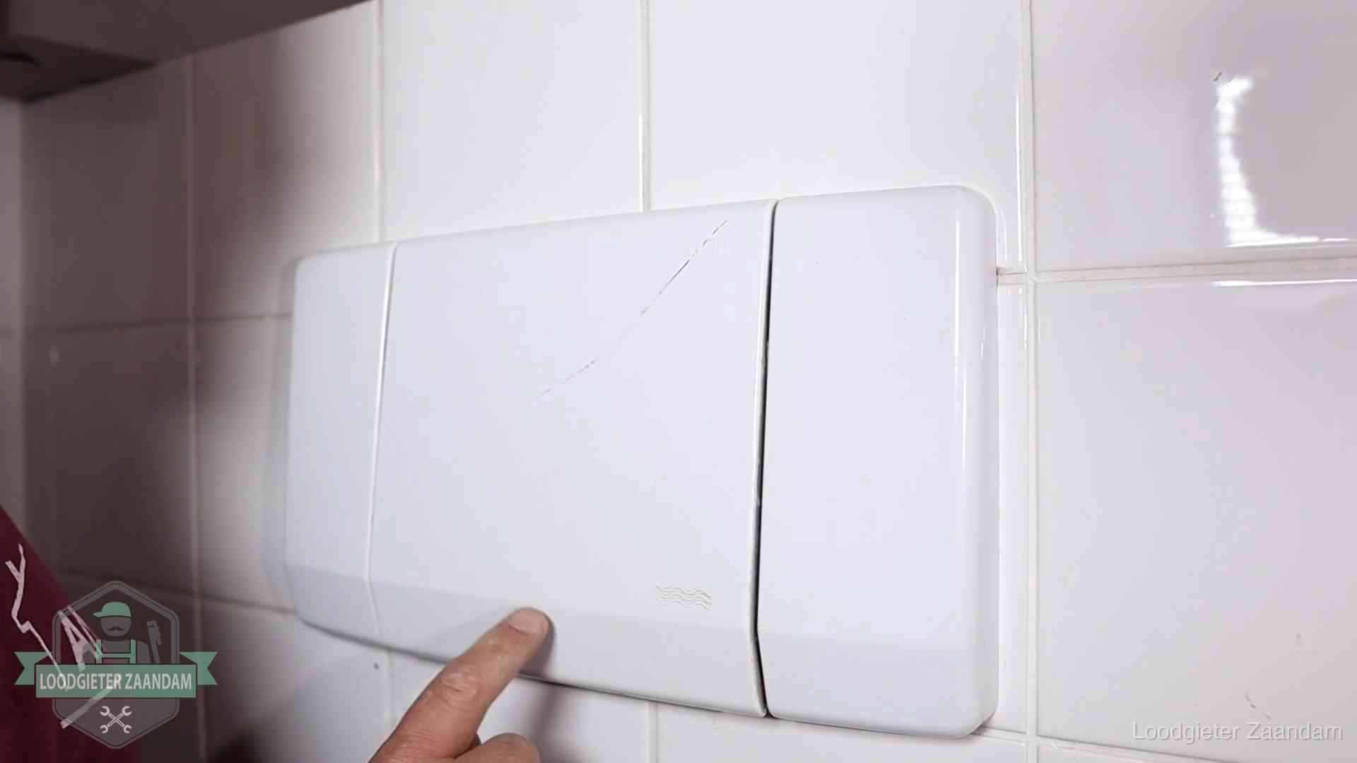 Bedieningspaneel van een inbouwreservoir van een hangend toilet in Zaandam