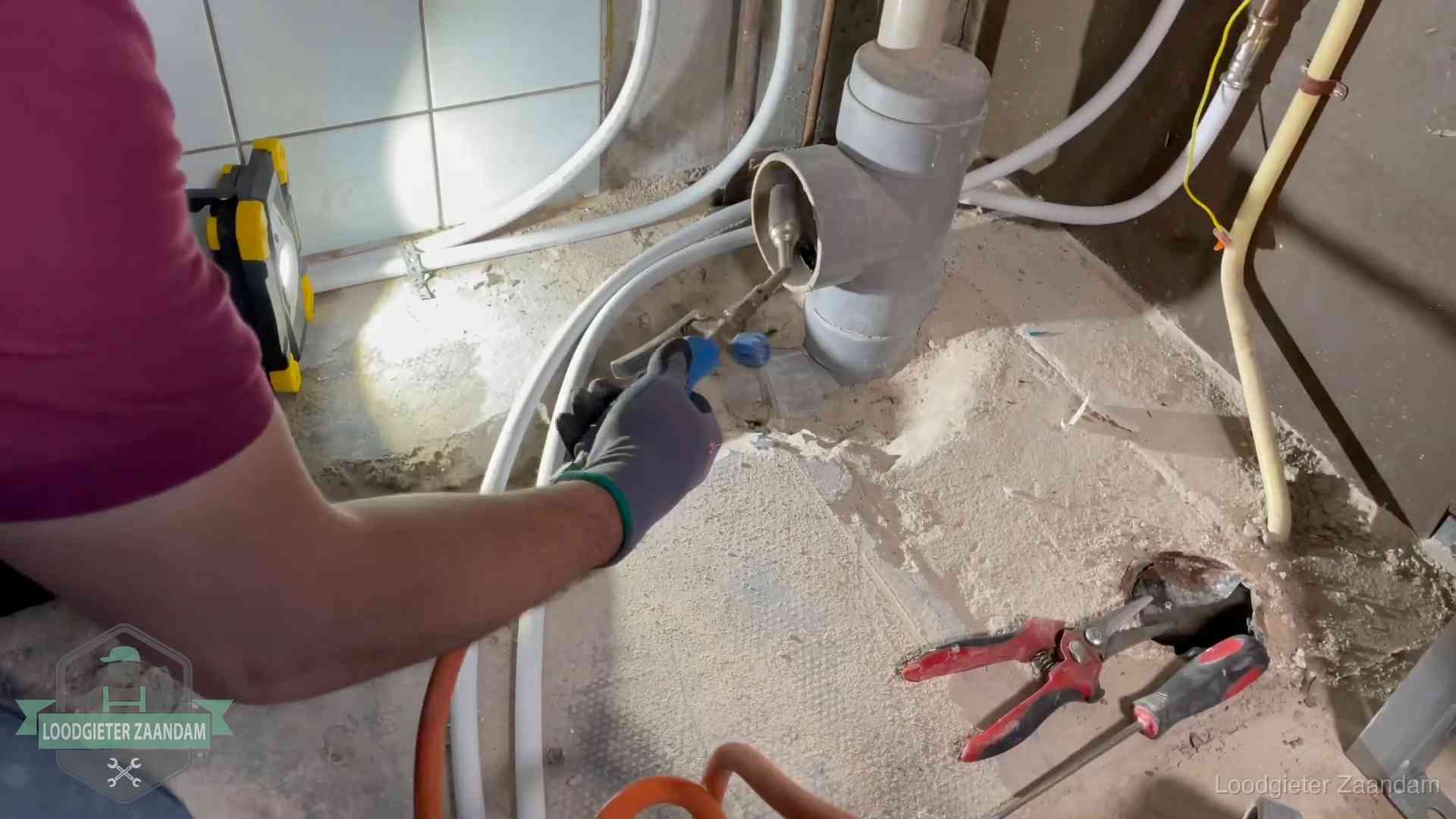 Standleiding en gedeelde leidingen in Zaandam Loodgieter werkt aan leidingen bij een pvc-standleiding in een appartement in Zaandam