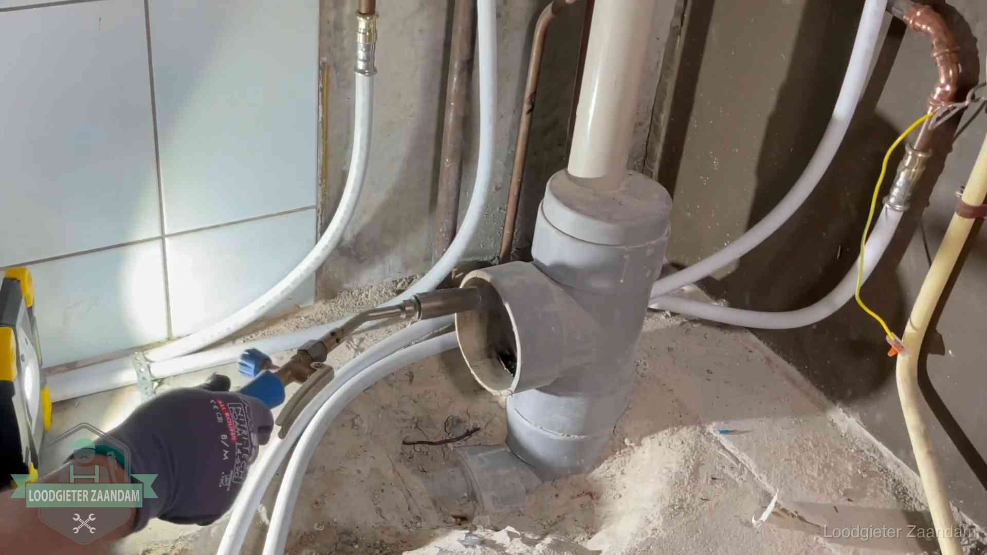 Verstopping in een huurwoning in Zaandam Loodgieter werkt aan leidingen bij de pvc-standleiding van een huurwoning in Zaandam