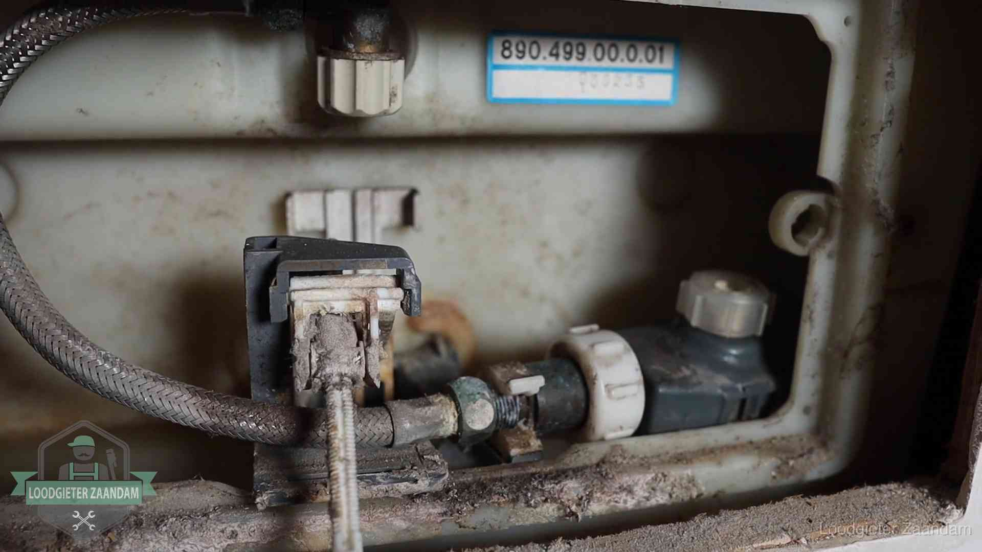 Verkalkt binnenwerk van een stortbak met vlotterkraan in Zaandam