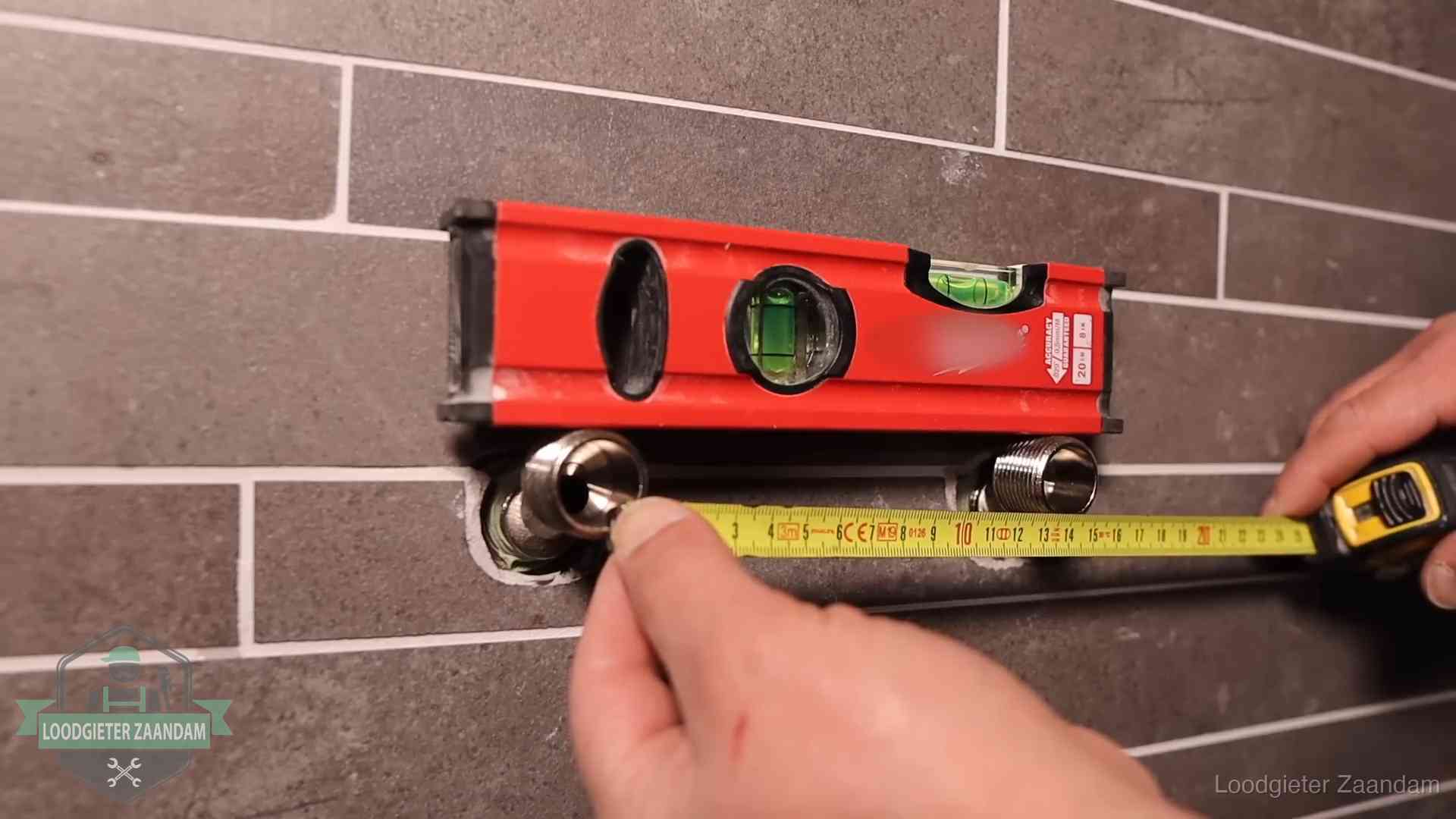 Kwaliteit en je vangnet als klant in Zaandam Waterpas en duimstok bij kraan-aansluitpunten in een badkamer in Zaandam