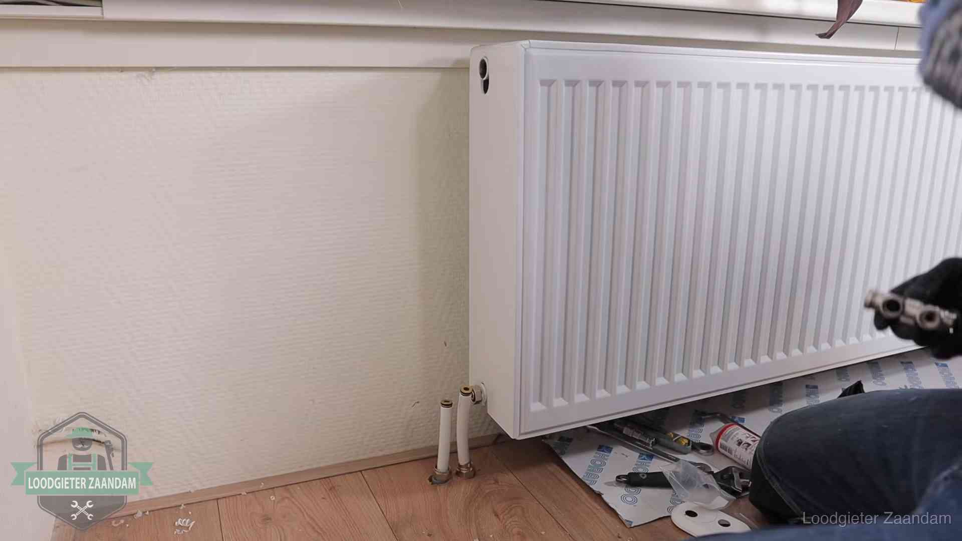 Verwarming per wijk in Zaandam Nieuw gemonteerde radiator in een woonkamer in Zaandam