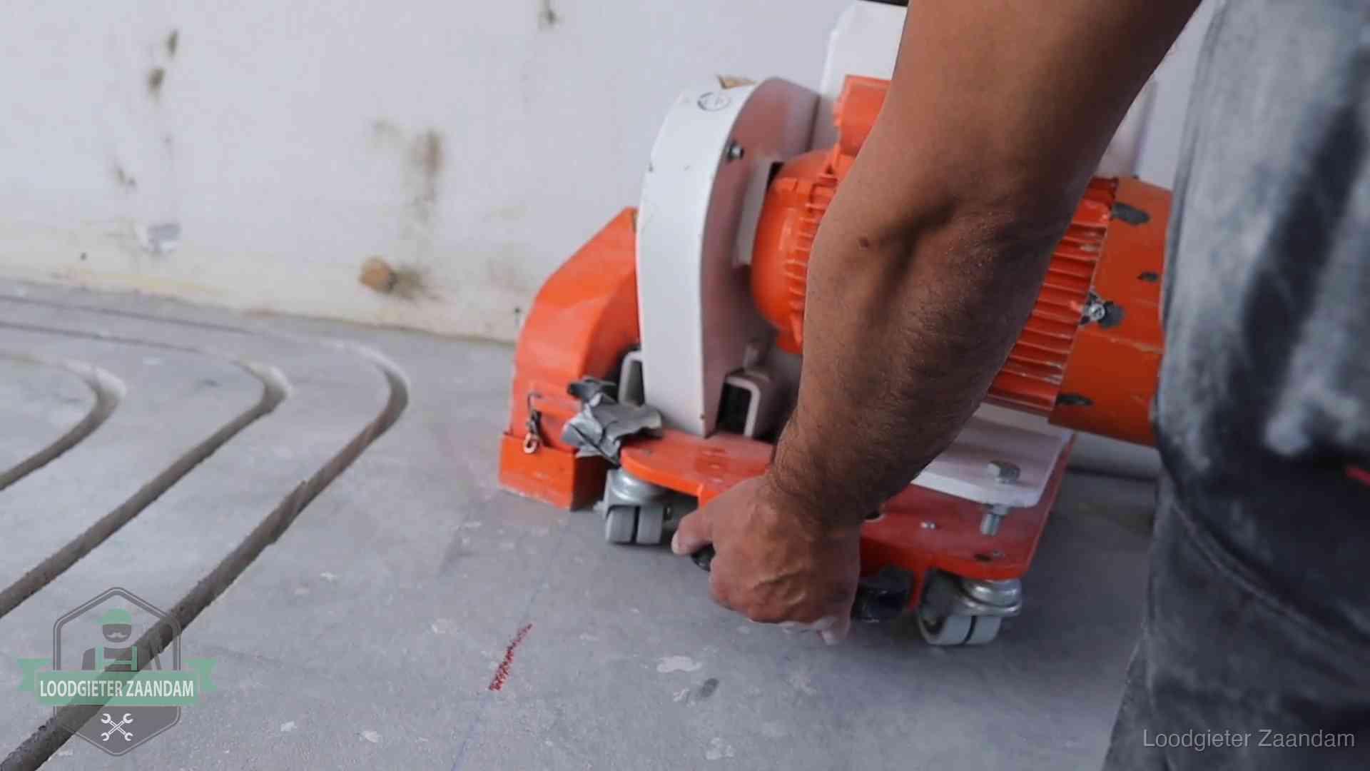 Lekkage in de vloerverwarming opsporen in Zaandam Sleuvenpatroon voor vloerverwarming in de dekvloer van een woning in Zaandam