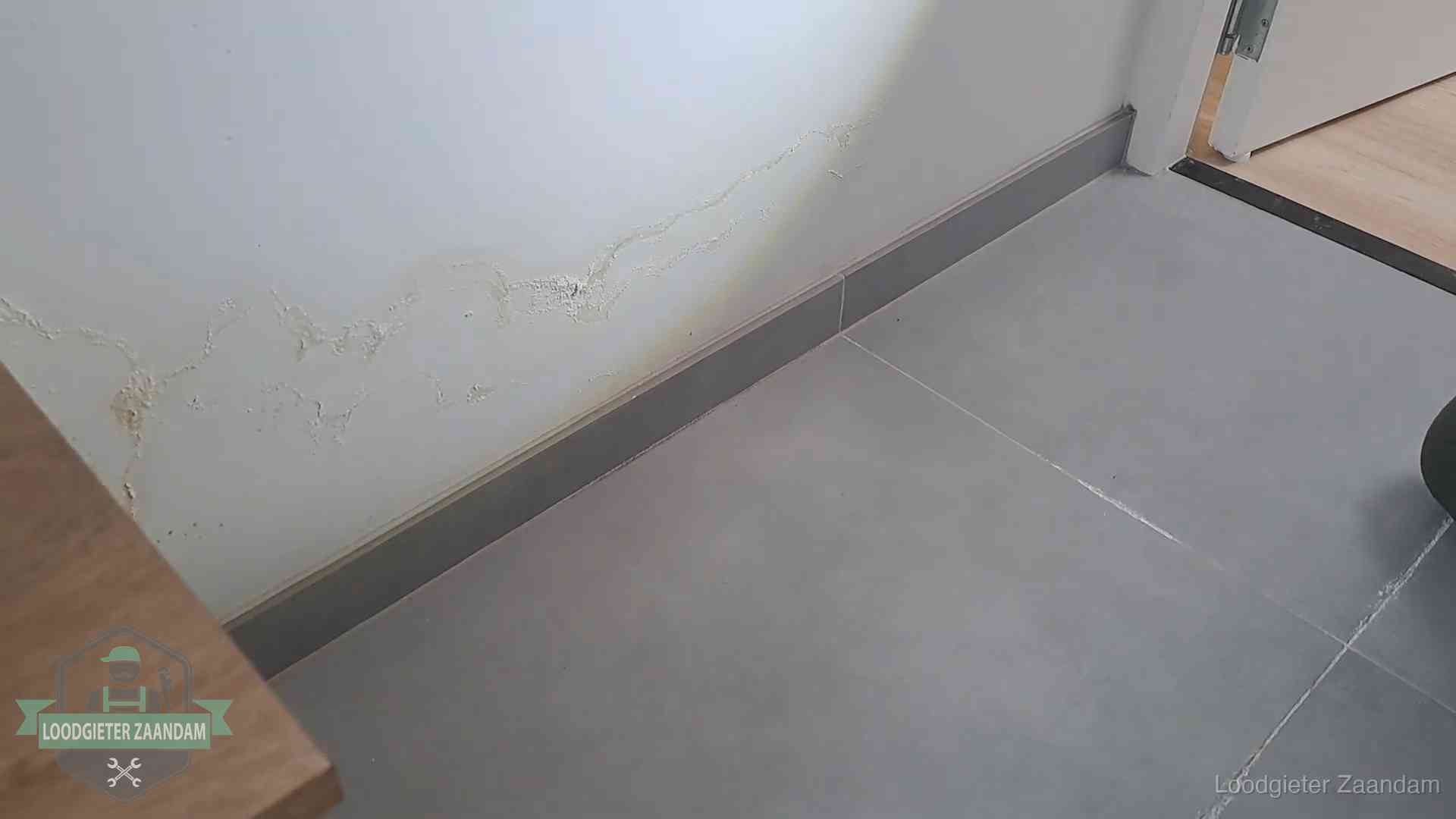 Verzekering en daklekkage in Zaandam Waterschade met kalkuitbloeiing op een binnenwand in Zaandam, vastgelegd voor de verzekering