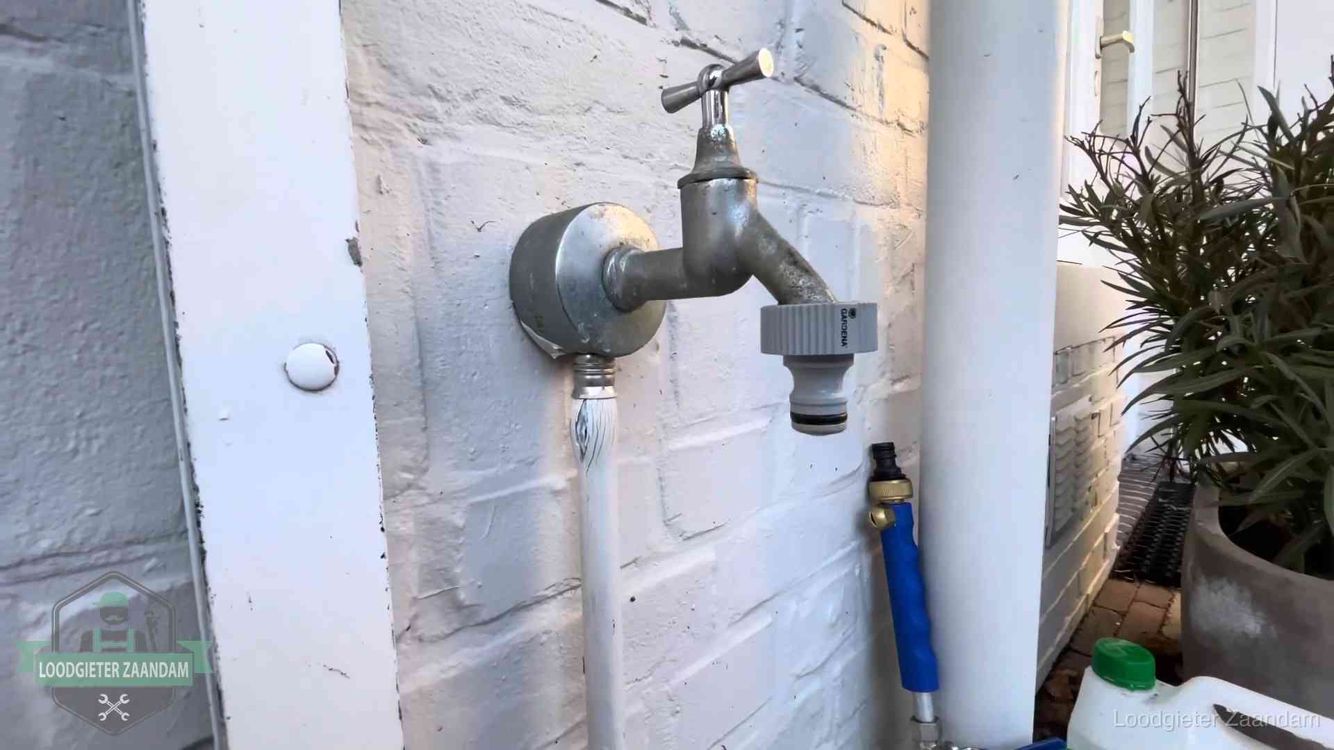 Hoge waterrekening in Zaandam Buitenkraan met slangaansluiting bij een woning in Zaandam, sluipverbruik zie je terug op de waterrekening