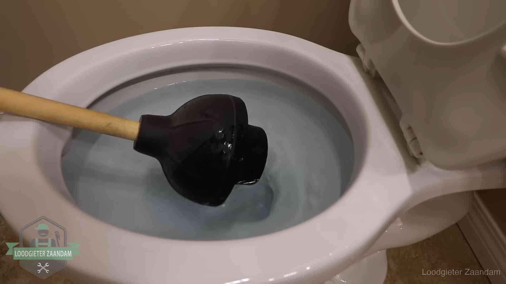 Plopper in een wc-pot die vol water staat in Zaandam